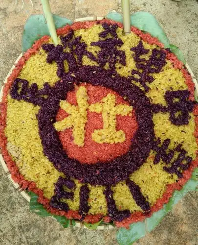 五彩糯米饭出锅了!快来一起品尝品尝吧!造型独特吧!快来点个赞!