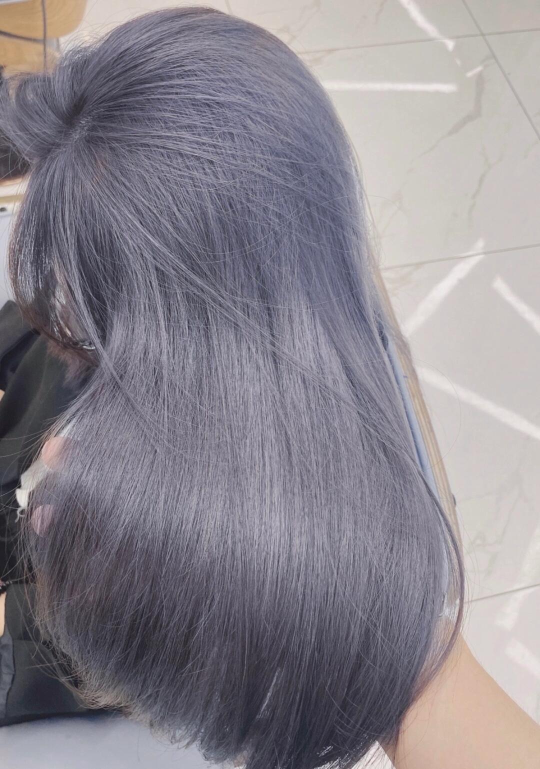 头发的人越来越多了大多数人还在染茶色的蓝灰色染的人比较少十冷艳