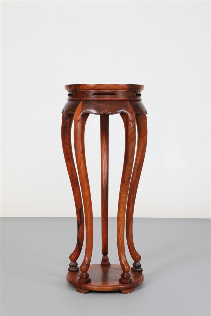 该香几款式取材于一幅明代古画,作者倾心之作,对其用料及线条处理极其