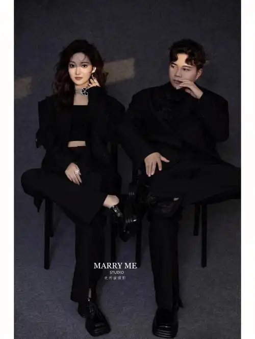 黑色西装婚纱照客片妥妥的酷girl