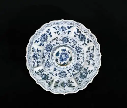 明洪武 青花花口盘