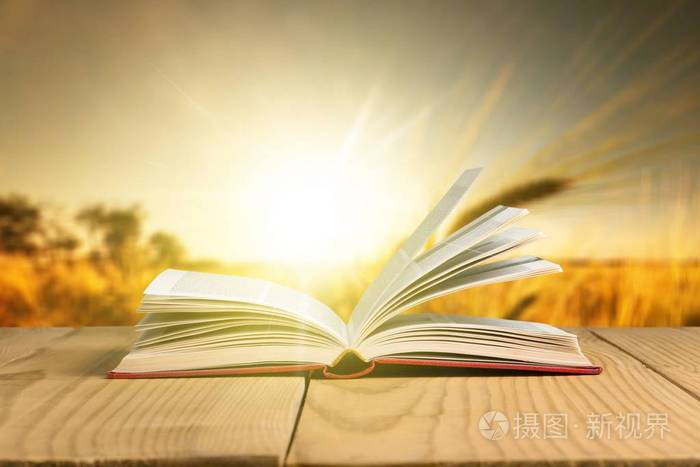 在光背景下隔离表上的打开的书