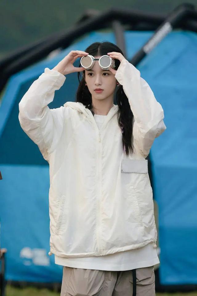 在照片中,她梳着俏皮的双马尾,展现了她青春活力的一面.