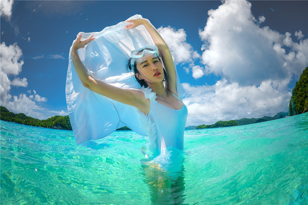 30岁功夫女星海边照片曝光穿比基尼大摆性感pose