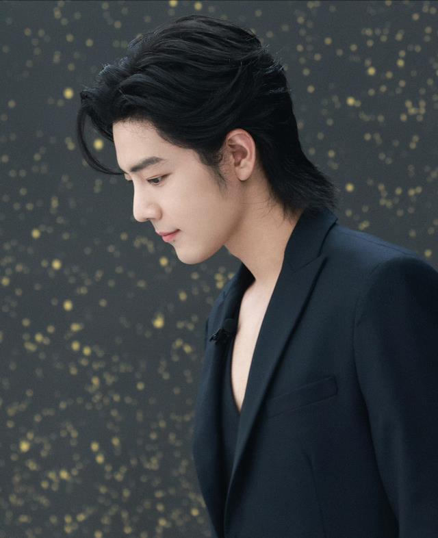 肖战罕见穿低领口深v,黑西装搭配长发太靓,回顾直播经历