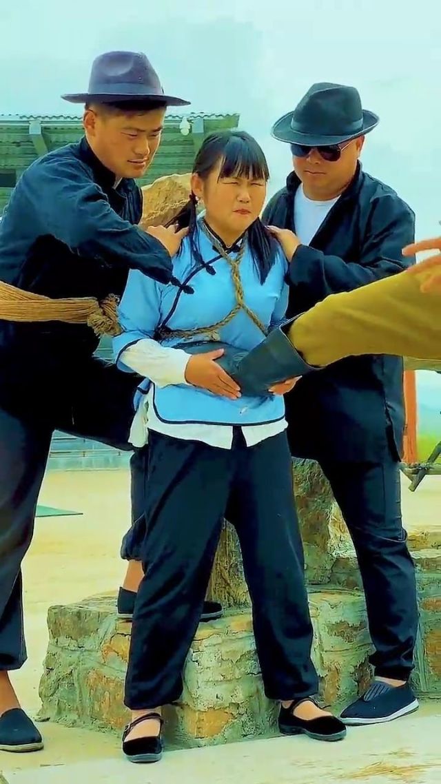 太残忍了,居然踢女生肚子!