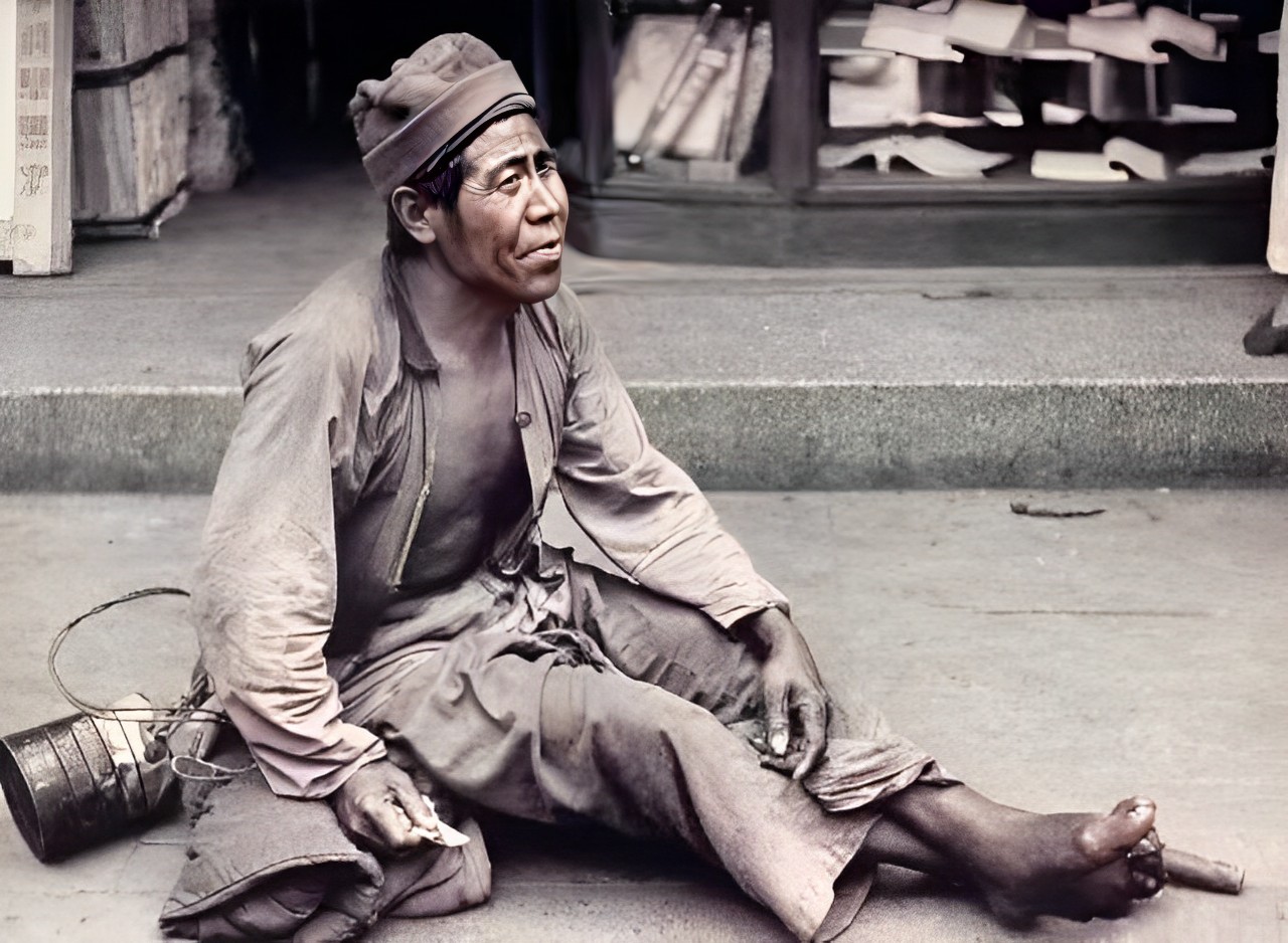 上世纪40年代上海大世界的一张老照片,当时白天黑夜,非常繁华.