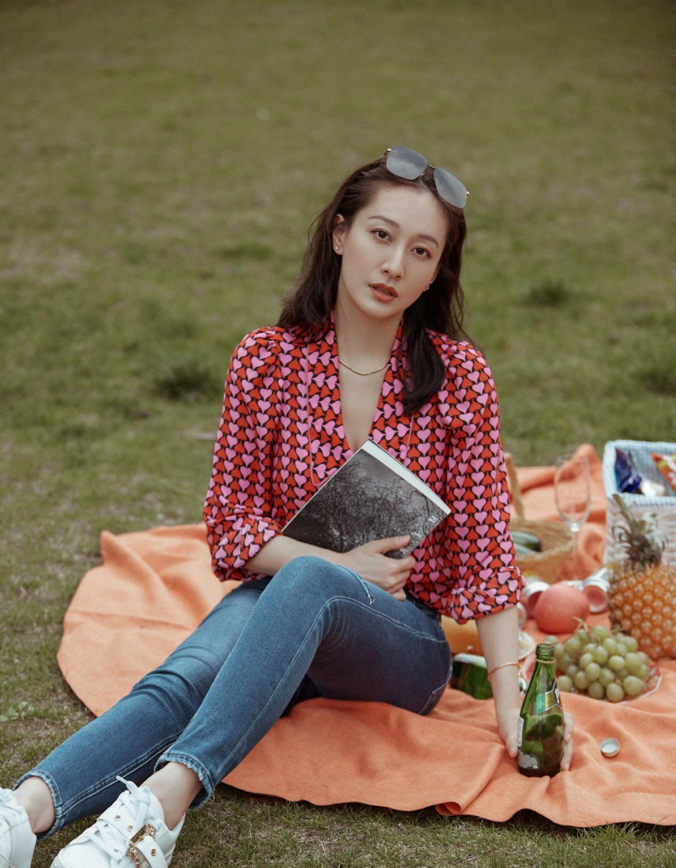 "最美女警"著名主持人董维嘉郊外写真,拥有天使面容,知性内涵_照片