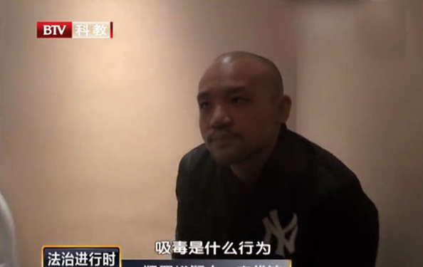 曝李代沫吸毒被捕视频 穿黑衣垂头丧气