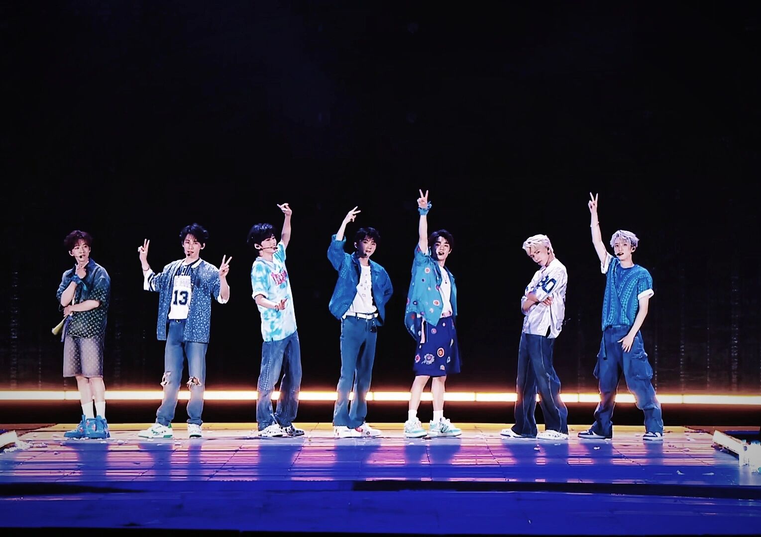 理想之途演唱会 7个崽 没办法,相比之下,我依旧喜欢他们七个整整齐齐