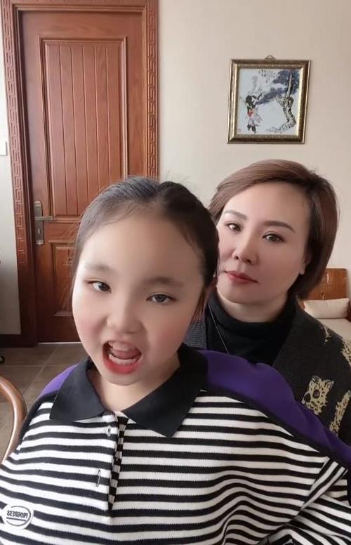 刘能王小利三胎女儿曝近照脸蛋圆润好可爱戴一堆金耳环引热议