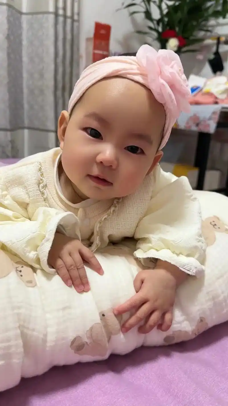 小家伙,你真是越来越出落得可爱动人.那胖嘟嘟的小脸颊