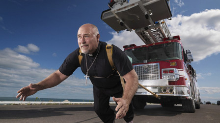 世界上力气最大的人外国人称他为熊能拉动512吨的火车