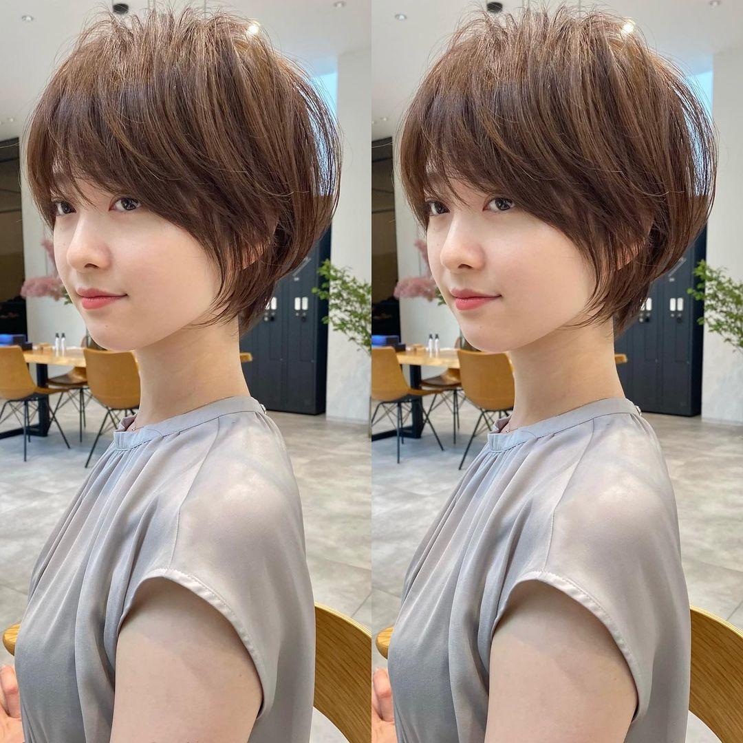 一般短碎发会修剪出均匀的层次,让整体看上去比较顺畅,头顶也更容易