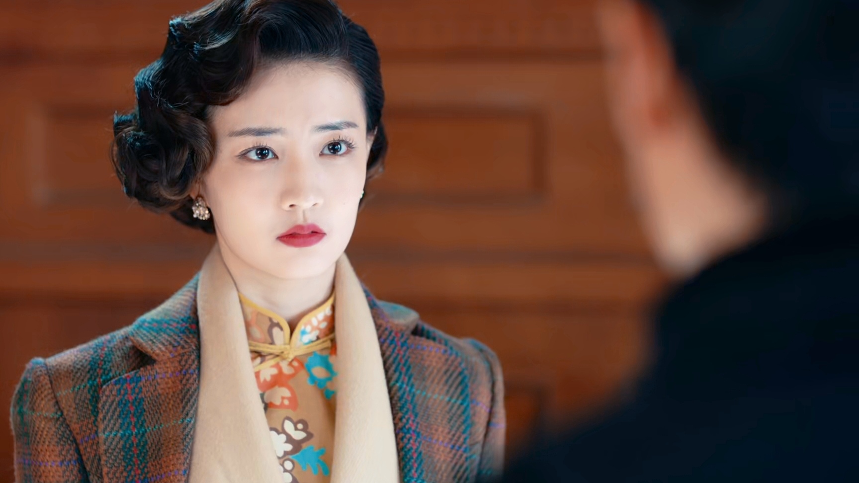 徐璐饰演的女特工贵婉,很有风情的民国女孩,造型审美也在线