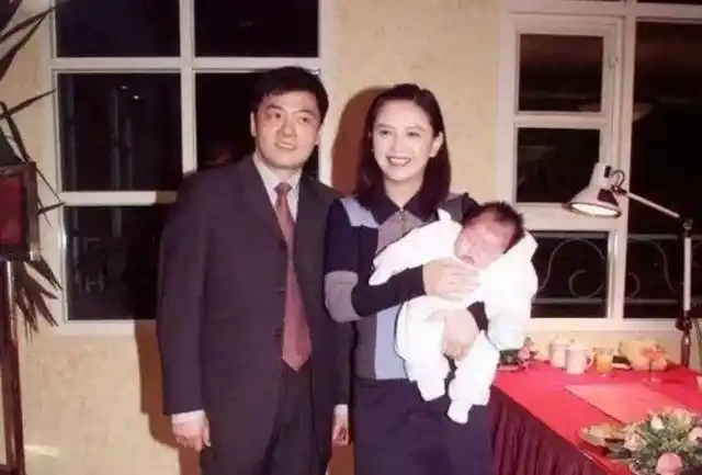 回顾曾华倩和老公离婚后10年辛苦付出把儿子培养成了游泳健将