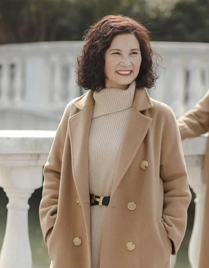 女人过了60岁,发型选这3种"贵妇卷"才显气质,有白发更高级_女性_卷发