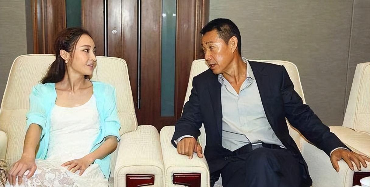 回顾张丰毅对前妻冷漠二婚娶小12岁霍凡29年未生子女被宠成宝