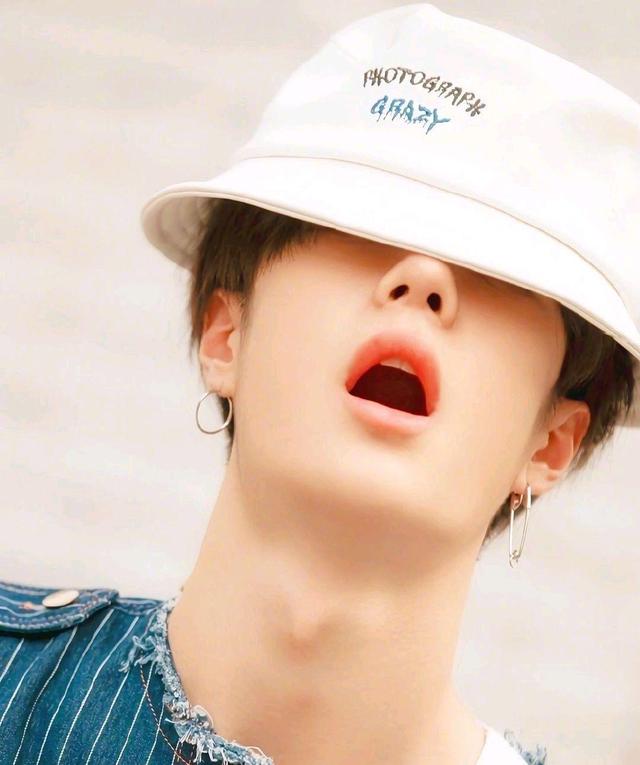 这滤镜加的太重了 嘴唇子太红 不过看一博舔嘴但是挺明显