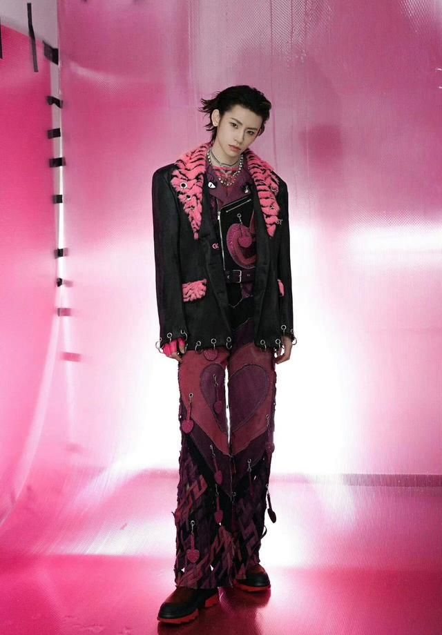 小鬼疑似回应妆容争议,掌握不好分寸就油腻,网友:已经很油腻了_小贵