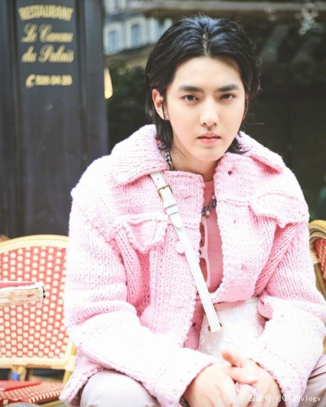 吴亦凡是否更改"女装大佬"?粉色针织上身