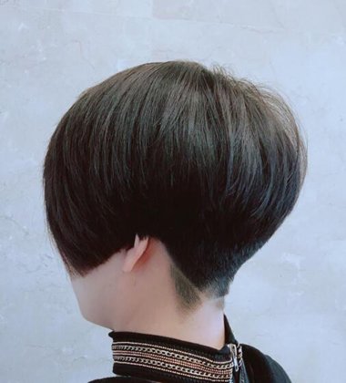 女生波波头短发发型,要将后脑的头发用刻刀做出纹理,短发烫发发型后脑