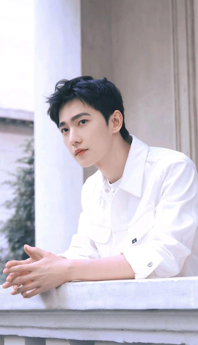 杨洋休闲穿搭超帅气!阳光清爽又自然,很有质感,帅气又不乏可爱