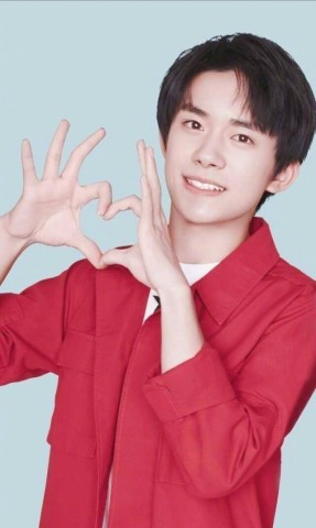 易烊千玺比心五连发:速速收下大佬的小爱心,太有爱了!