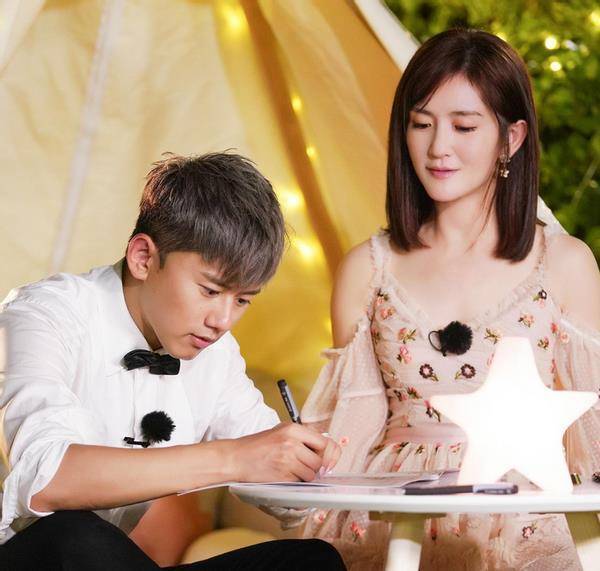 之后谢娜在行走时的速度也是很慢,想必怀孕后现在身体有些沉重.