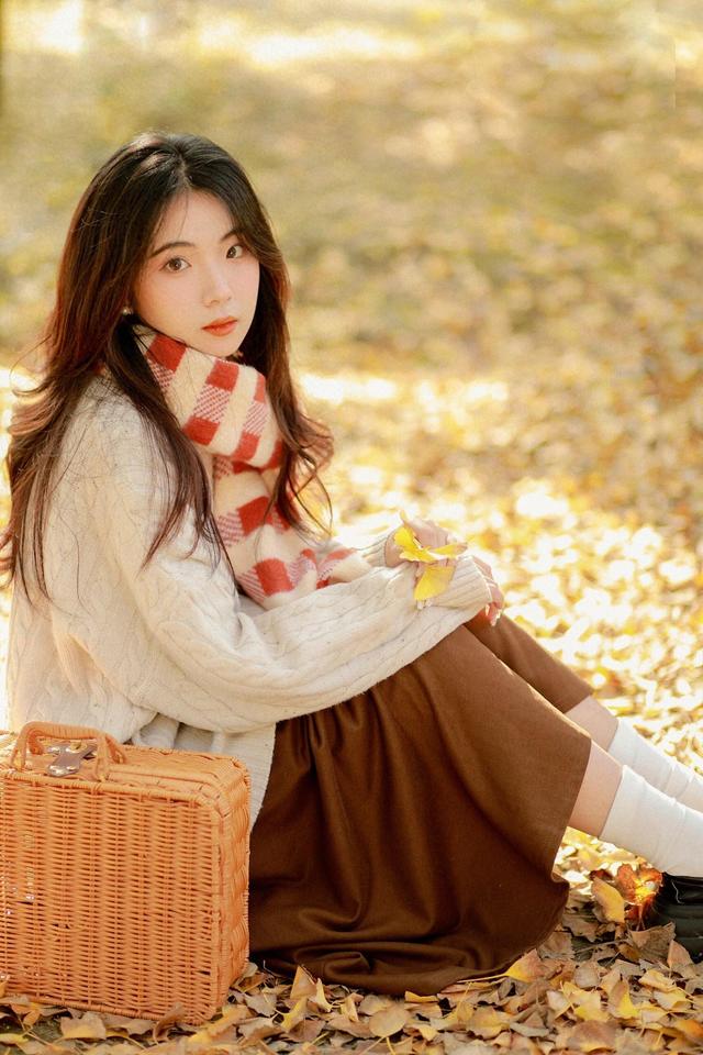 今天,我们就来分享9个银杏写真拍照姿势,帮助你在秋天拍照时,轻松拍出