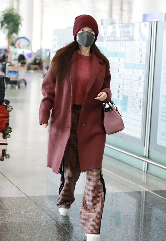 原创霍思燕这次的造型翻车了穿一身奶奶装现身机场看着老了十岁