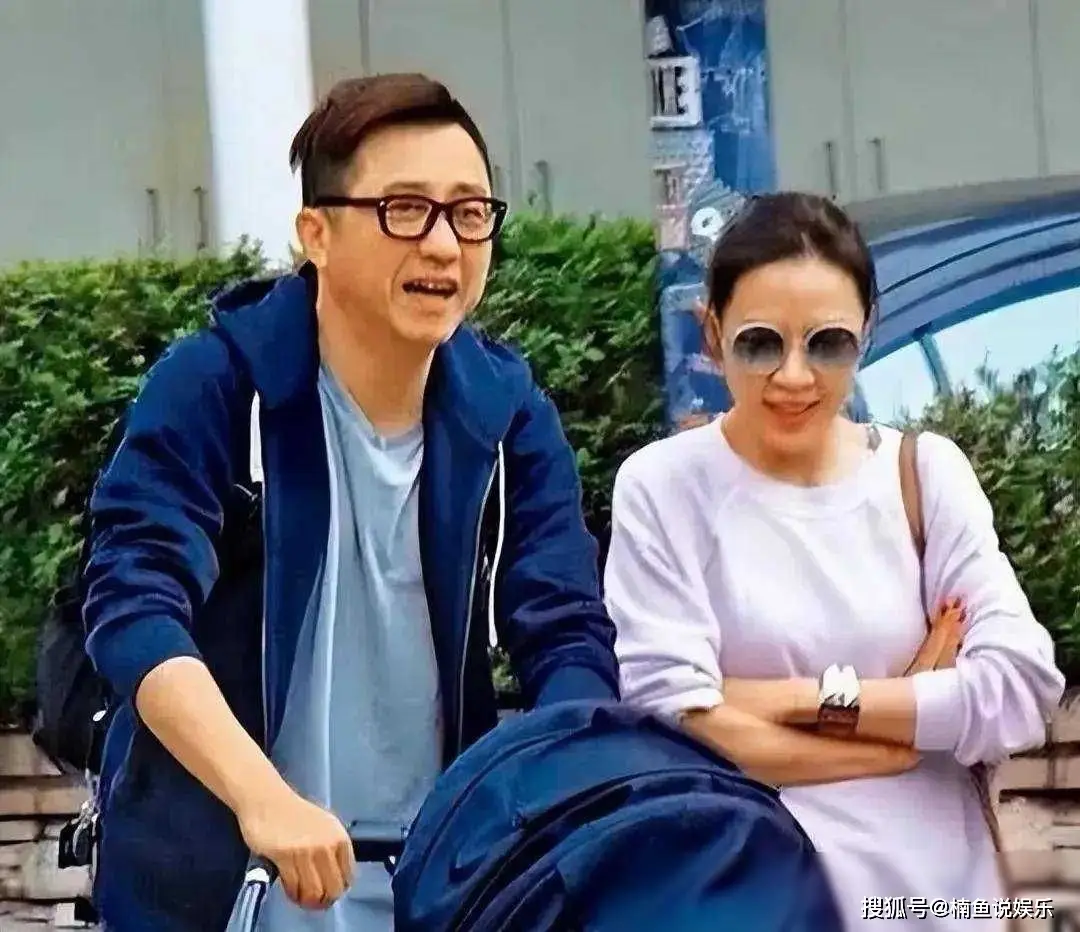 庾澄庆全家参加哈利毕业典礼,现任妻子气质非凡,前妻伊能静缺席