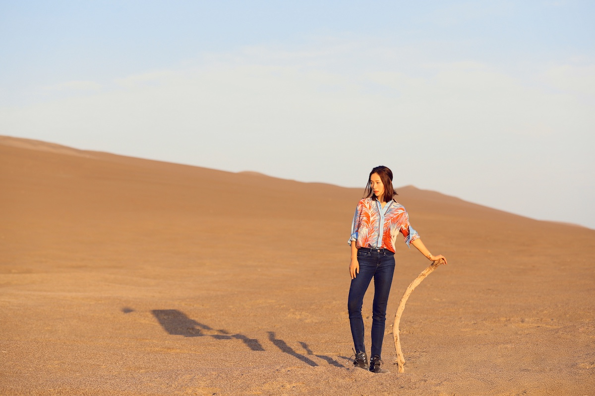 江一燕封面大片曝光悠然自在似大漠精灵