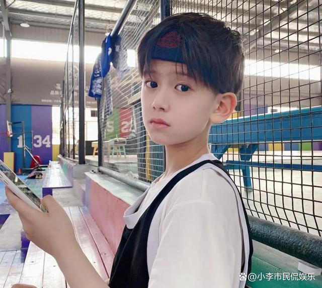 《天才基本法》小时候的裴之是由小童星林子烨扮演的.