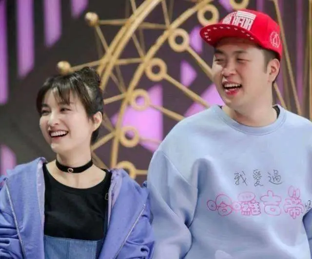 吴昕似乎也没有闲着,先后和李易峰,潘玮柏都传出了绯闻,但都无果而终.