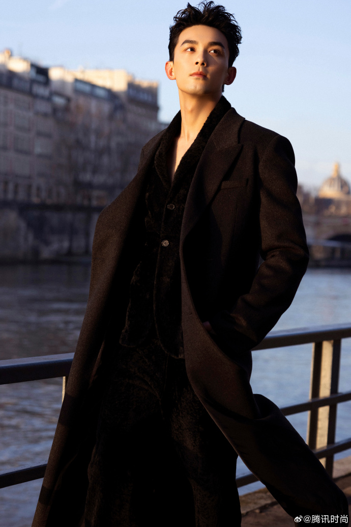 一起云看秀##时装周摊牌局##吴磊巴黎随拍##吴磊是又穿了深v吗