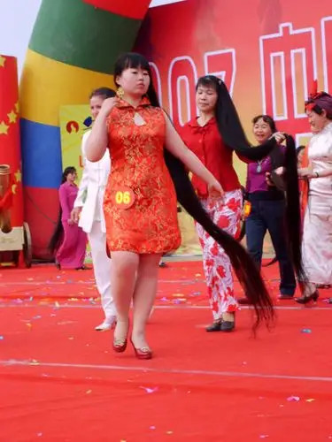 安徽长发女吴娟(发长2.10米,六安)