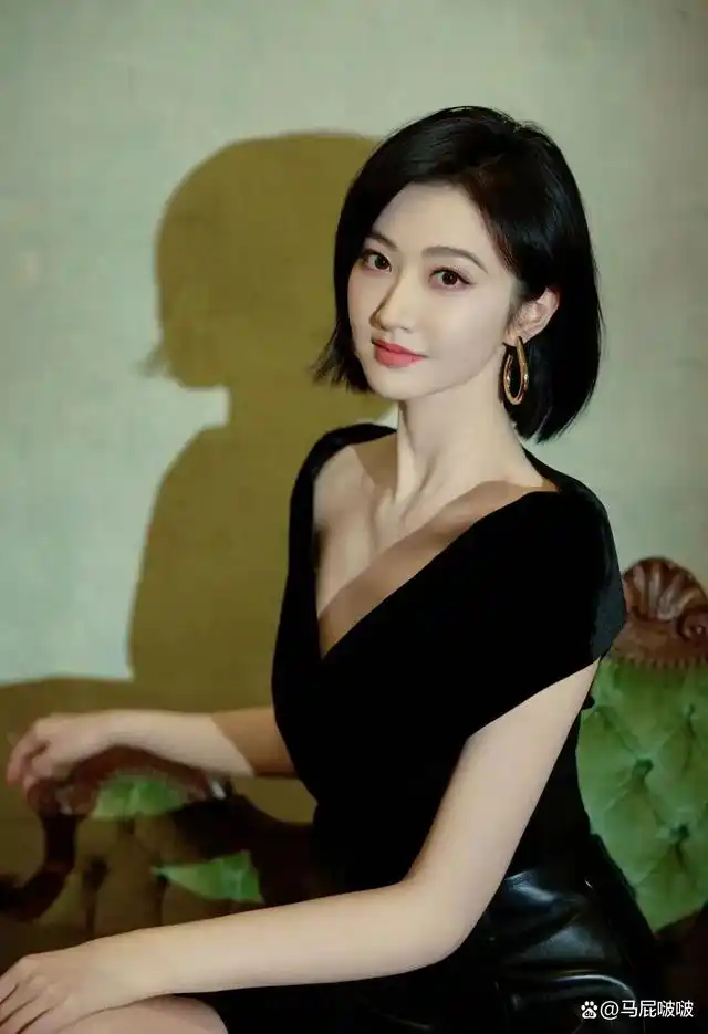 短发景甜,穿黑色v领短裙,有着轻熟美人的韵味