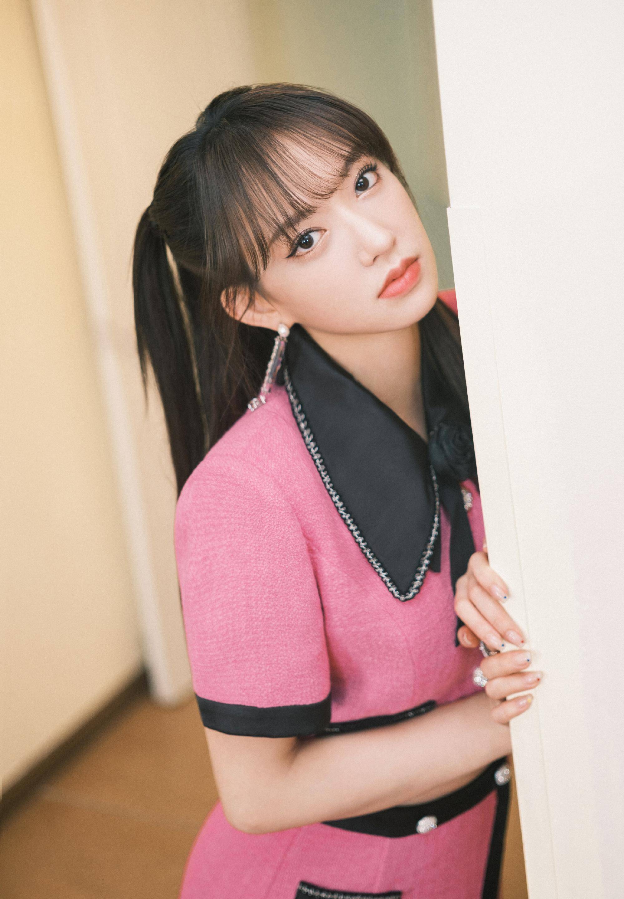 程潇小香风穿搭上线,高扎马尾粉色西装,又温柔又甜美_时尚_感觉_女孩