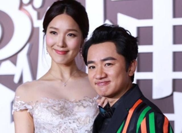 王祖蓝与妻子拍写真,为显男子气概让她靠胸口,李亚男无奈全程下蹲