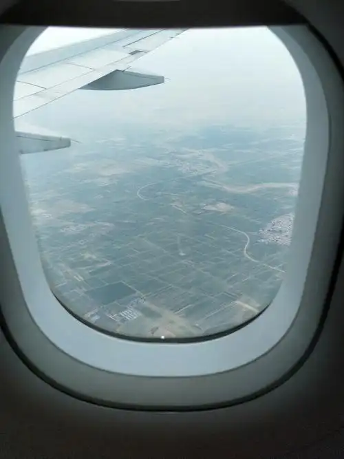 飞机的窗口往下看