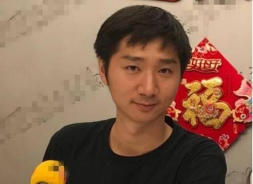 陈佩斯穿花衬衣煮面,儿子唐装出镜,两人互损欢乐多