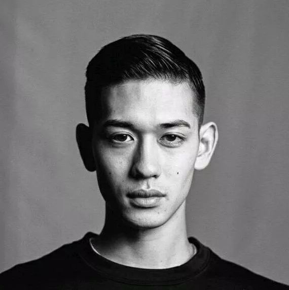 帅的男生都在留这款侧分背头!_潮流