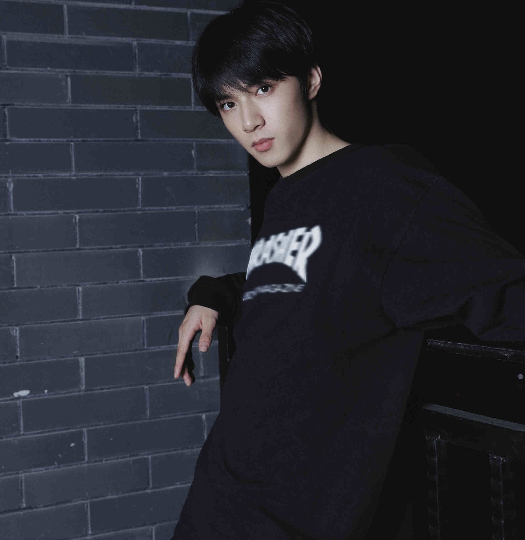 刘耀文暗夜侧颜随拍