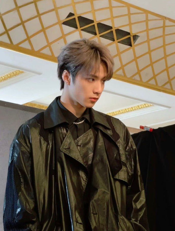 刘耀文行走的男模##刘耀文发了新鲜图片