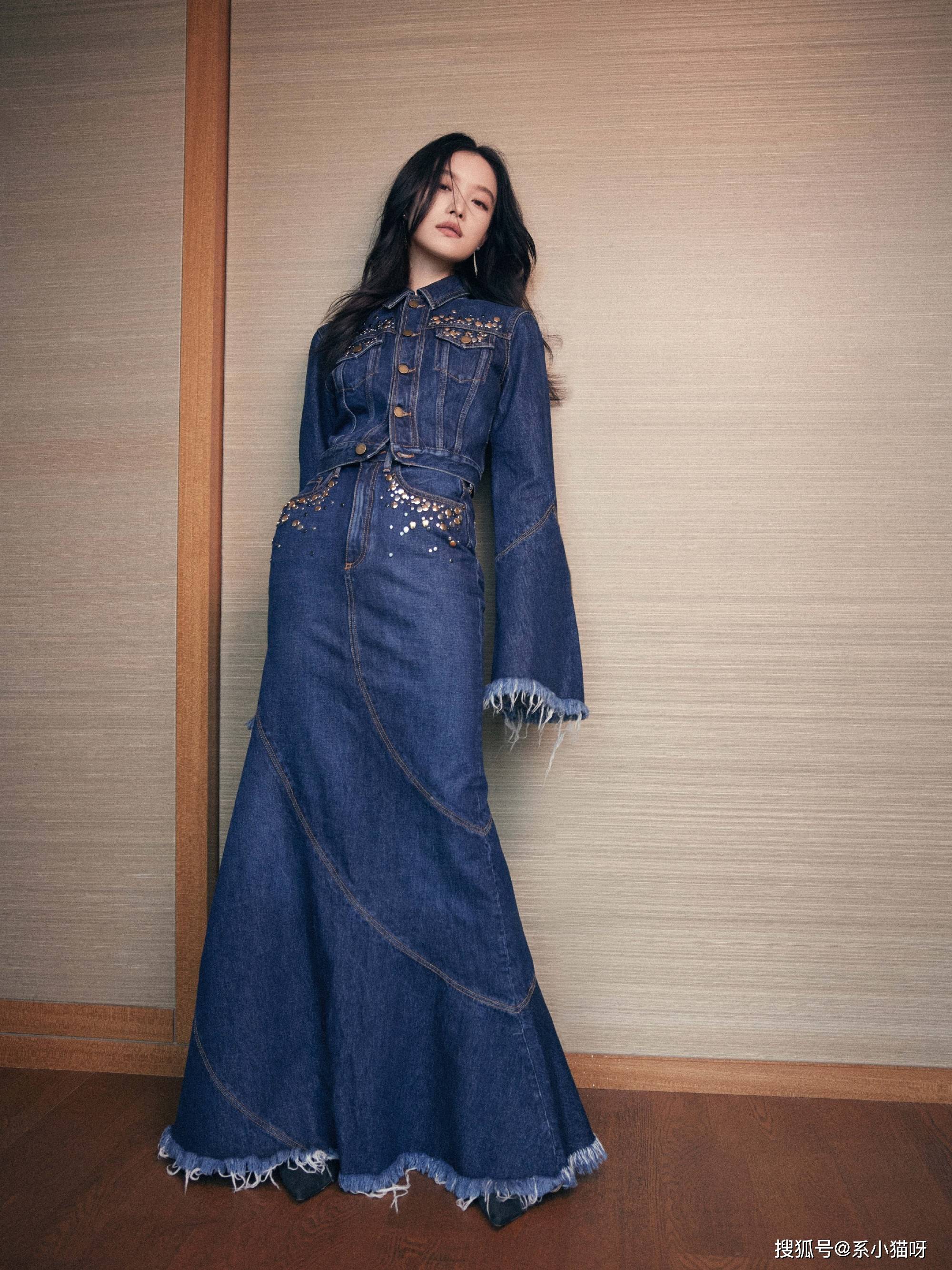 倪妮牛仔套装亮相,超酷造型展现绝美魅力_时尚_网友_卷发