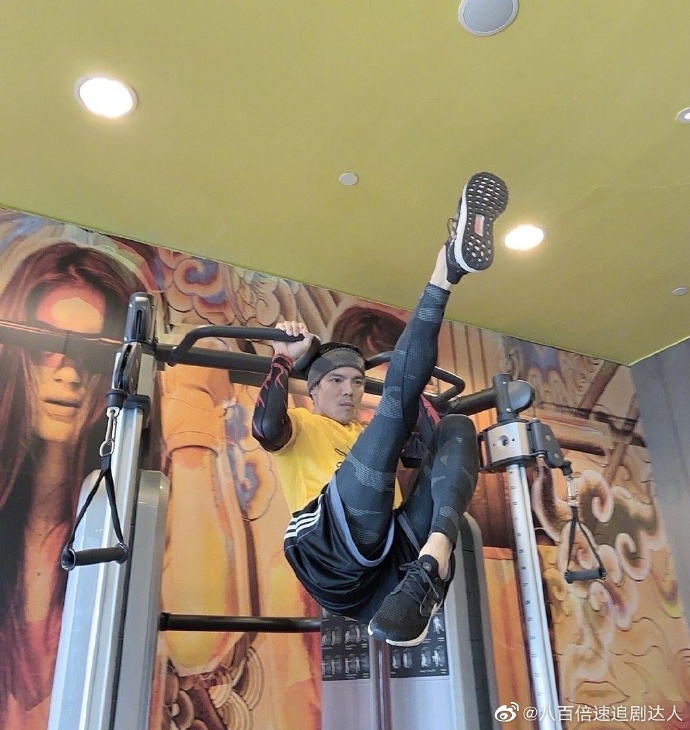 我们#向佐官宣加盟优酷《拳力以赴的我们》,这健硕的肌肉一看就很能打