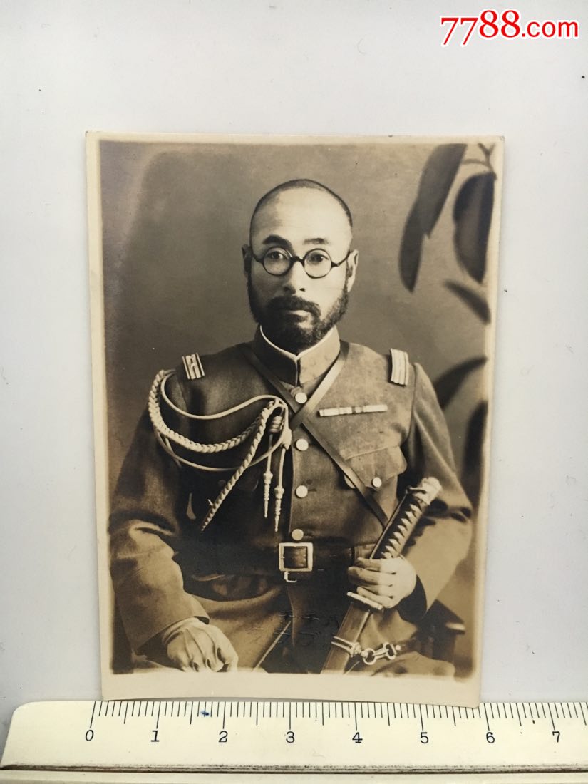 民国时期老照片:拿指挥刀的大胡子日军军官