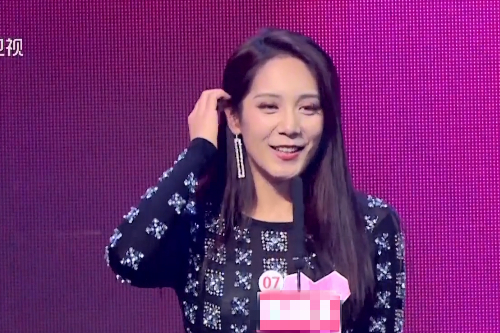 非诚勿扰:杨若男经常做的三个小动作,这是她比强佳聪明的地方