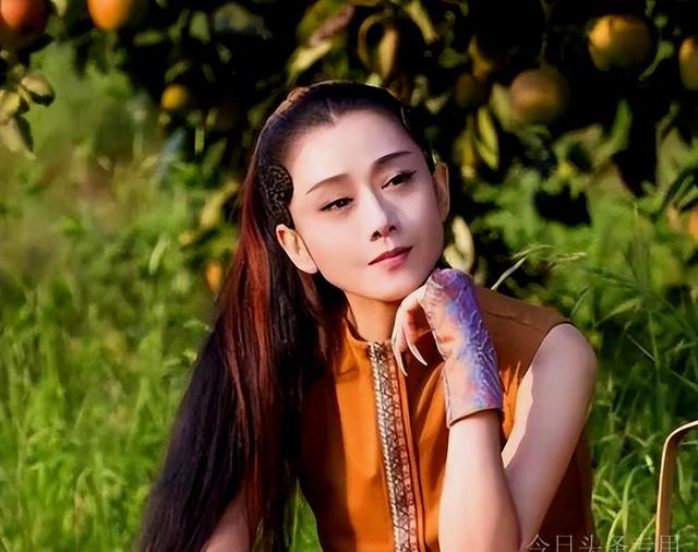 不结婚如何解决需求?64岁单身的杨丽萍直言:我有私人生活助理